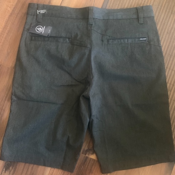 Volcom gray men’s shorts 🩳 - Picture 2 of 6